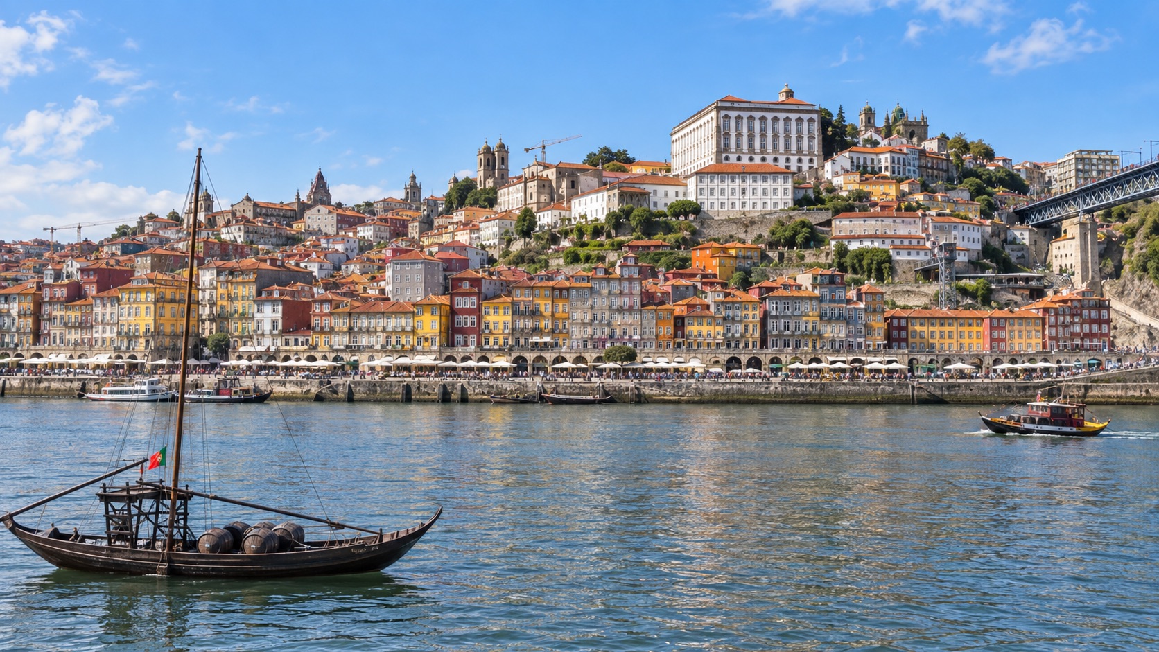 Vista do Rio Douro com barcos rabelos, casario colorido do Porto e Ponte Luís I
