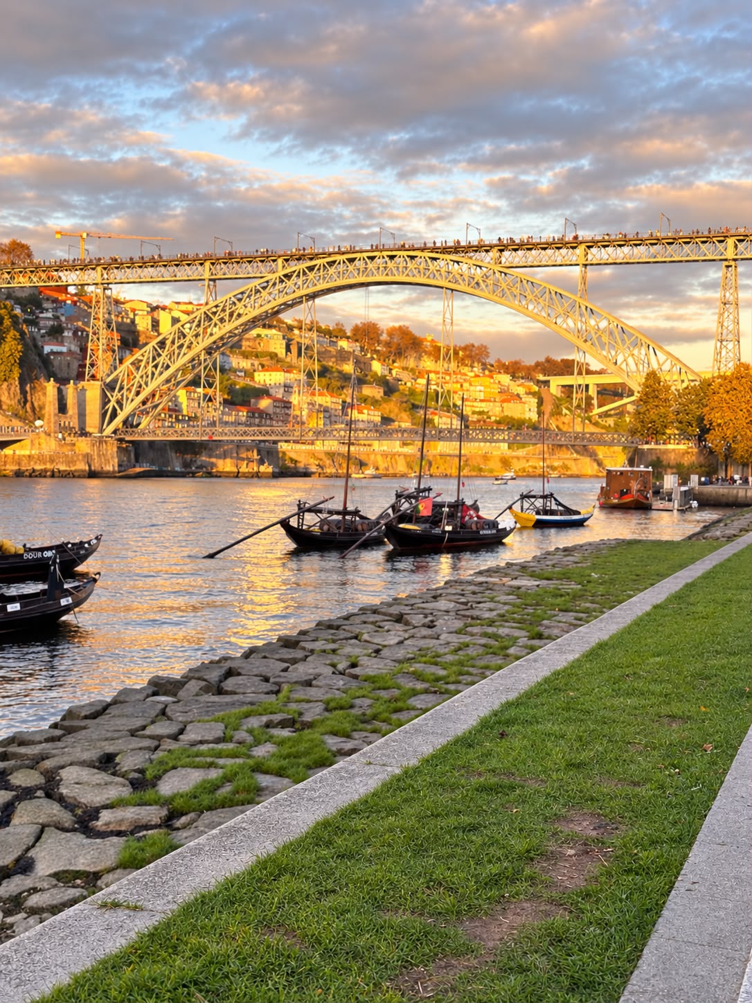 Ponte Luís I e barcos rabelos no Rio Douro ao pôr do sol no Porto
