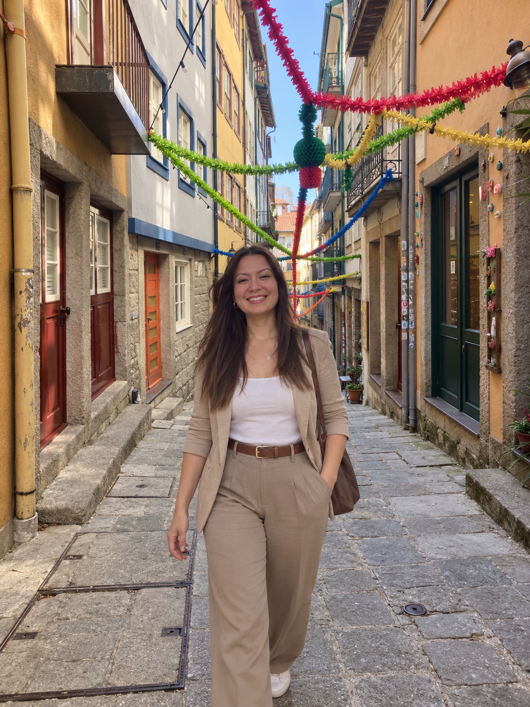 Sawana caminhando por uma rua histórica do Porto