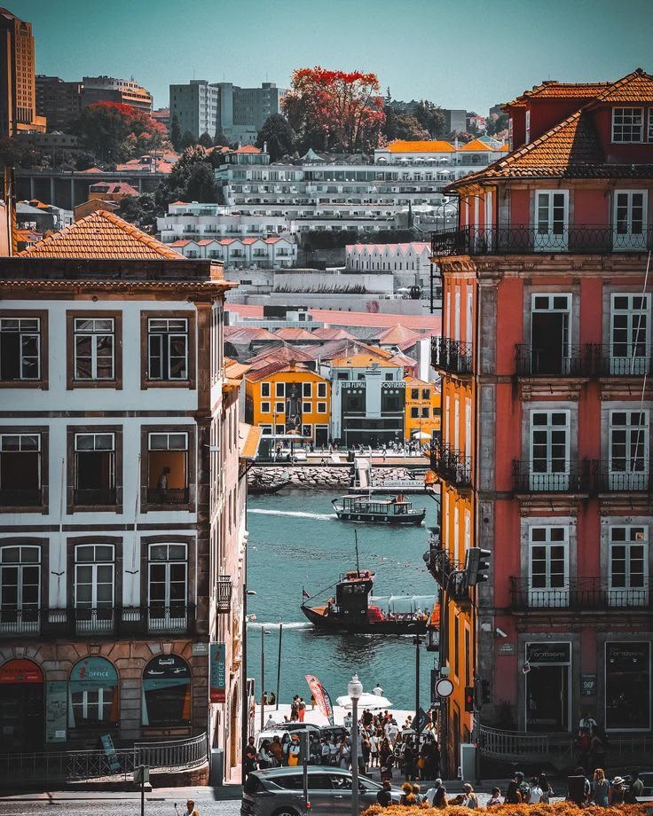 Vista do Rio Douro e das fachadas coloridas do Porto, com barcos típicos